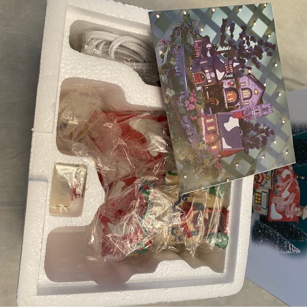Dept 56 North Pole Series Elfland “Custom Stitchers” - Signed - Tested and works - Picture 6 of 10